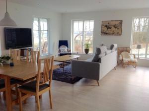 uma sala de estar com uma mesa e uma sala de jantar em Ny Flintarp em Laholm