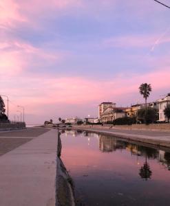 ulica miejska z kanałem wodnym i budynkami w obiekcie B&B MimmoSole w Agropoli