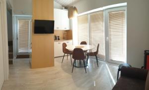 eine Küche und ein Esszimmer mit Tisch und Stühlen in der Unterkunft Nedidelis, jaukus namelis Palangoje, Čiki Puki in Palanga + 7 Fotos