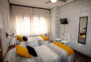 מיטה או מיטות בחדר ב-Pensión Como en Casa