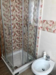 łazienka z prysznicem, toaletą i umywalką w obiekcie B&B MimmoSole w Agropoli