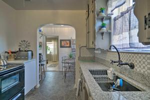 une cuisine avec un évier et un plan de travail dans l'établissement El Paso Home with Backyard and Outdoor Fireplace!, à El Paso