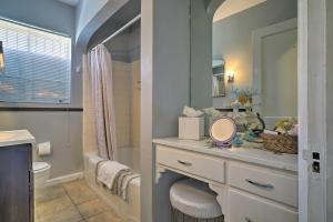 une salle de bain avec un lavabo, des toilettes et un miroir dans l'établissement El Paso Home with Backyard and Outdoor Fireplace!, à El Paso 17 autres photos