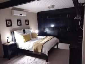 Кровать или кровати в номере Robert's Place Paarl