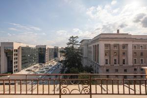 uma vista para a cidade a partir de uma varanda em Suite Castrense em Roma