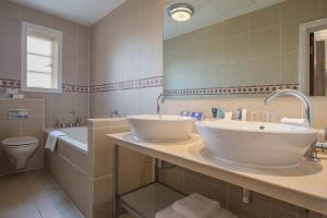 A bathroom at Crowne Plaza - Sheffield, an IHG Hotel