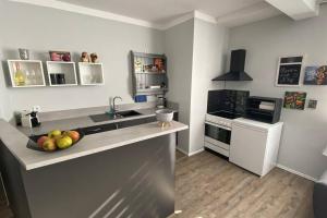 a kitchen with a bowl of fruit on a counter at STAYWELL XXL Für 7 I Parkplatz I Küche I Netflix in Paderborn +14 photos
