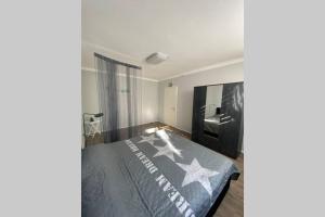a bedroom with a bed with stars on it at STAYWELL XXL Für 7 I Parkplatz I Küche I Netflix in Paderborn
