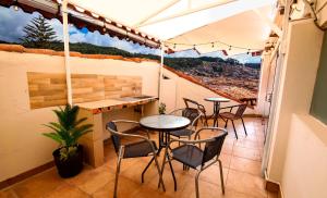 eine Terrasse mit Tischen und Stühlen auf dem Balkon in der Unterkunft CASONA TORDO - A 3 Cdras de la Plaza - Habitaciones con baño privado in Cusco