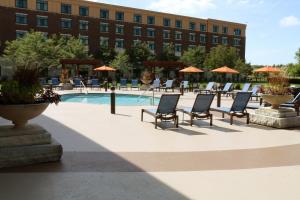 A piscina localizada em Riverside Casino & Golf Resort ou nos arredores