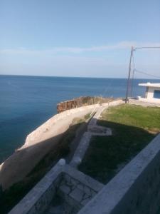 uma vista para o oceano a partir da varanda de uma casa em Balcony to Aegeon 3 em Apollon