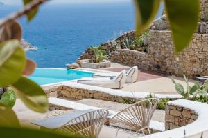 A piscina localizada em Amazing Deep Blue Villa Mykonos ou nos arredores
