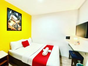 Hotel Aman- Nilai & KLIA客房内的一张或多张床位