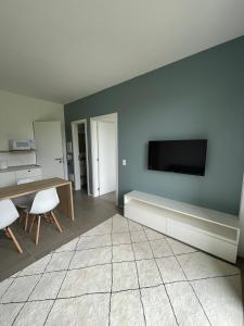Uma TV ou centro de entretenimento em Village dos Gerânios