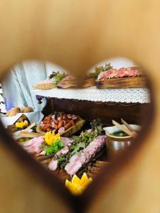 Jedlo v ubytovaní bed & breakfast alebo blízkom okolí