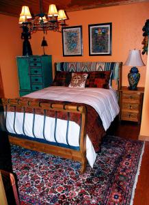 a bedroom with a large bed with a rug at Sierra Trails Retreat in Mariposa