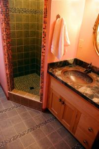 uma casa de banho com um lavatório e um chuveiro em Sierra Trails Retreat em Mariposa