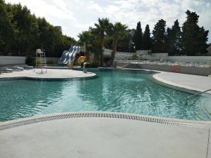 duży basen ze zjeżdżalnią wodną w obiekcie Camping Parc des 7 Fonts w mieście Agde