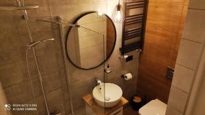 Łazienka w obiekcie Apartament Karlikowska z widokiem na morze