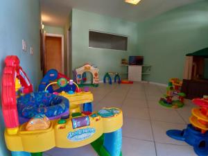 una habitación con una zona de juegos con juguetes. en Rio Búzios Beach Hotel, en Búzios