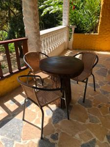 een tafel en 2 stoelen op een patio bij Eco Hostal Kuima in El Zaino