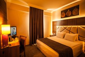 Postel nebo postele na pokoji v ubytování Rumi Hotel