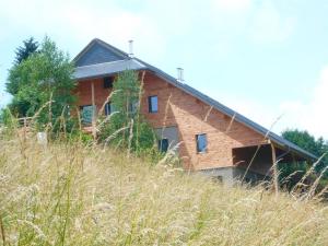 una casa en la cima de una colina con hierba alta en Meublés Les Charmettes, en Chambéry