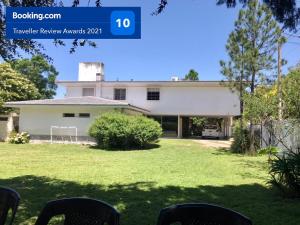 vista su una casa dal cortile di Casa Compartida Barranca Yaco - Habit privadas a Córdoba