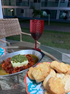 una mesa con un plato de comida y un tazón de comida en Bangalôs Riviera do Atlantico, en Jacumã