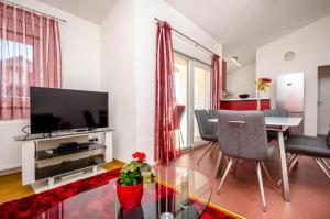 Televízia a/alebo spoločenská miestnosť v ubytovaní Apartments City View