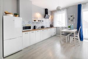 Kuchyňa alebo kuchynka v ubytovaní APARTAMENTY "LA VILLA" SUPERIOR II z dwoma sypialniami, balkonem, parkingiem, blisko centrum