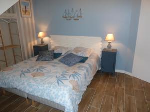 una camera con un grande letto con due lampade di Résidence Honfleuraise a Honfleur