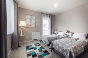 Posteľ alebo postele v izbe v ubytovaní APARTAMENTY "LA VILLA" SUPERIOR II z dwoma sypialniami, balkonem, parkingiem, blisko centrum