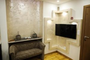 Un televizor și/sau centru de divertisment la Apartman Lara