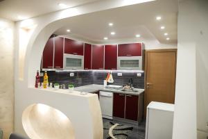 O bucătărie sau chicinetă la Apartman Lara
