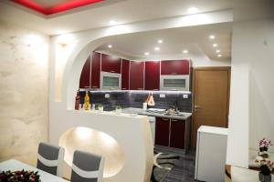 O bucătărie sau chicinetă la Apartman Lara