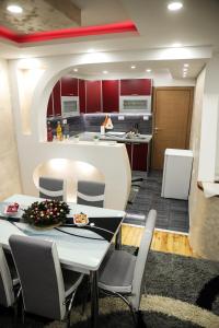 O bucătărie sau chicinetă la Apartman Lara