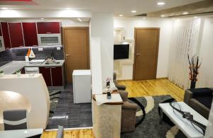 O bucătărie sau chicinetă la Apartman Lara