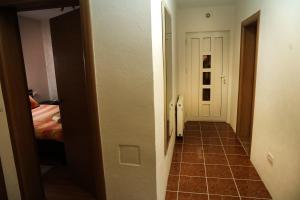 Un pat sau paturi într-o cameră la Apartman Lara