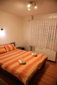 Un pat sau paturi într-o cameră la Apartman Lara