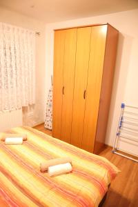 Un pat sau paturi într-o cameră la Apartman Lara