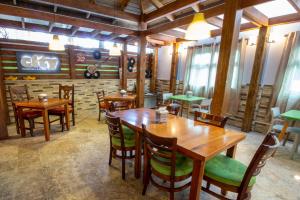 comedor con mesas y sillas de madera en Casa Valeria Boutique Hotel, en Sosúa