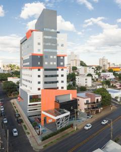 um edifício alto com uma rua em frente em Slaviero Chapecó em Chapecó