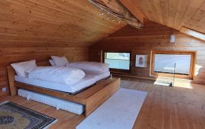 Voodi või voodid majutusasutuse Chalet Biene - Swiss Alp Chalet with Sauna and Jacuzzi toas