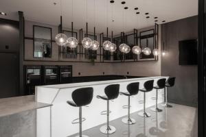 a kitchen with a bar with black bar stools at Slaviero Hotel Chapecó - Pet Friendly in Chapecó +71 photos