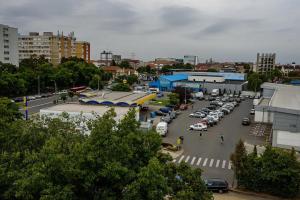 um parque de estacionamento com carros estacionados numa cidade em Brand relaxing place close to Iulius Mall em Timişoara