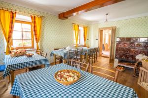 Posezení v ubytování Notranjska hiša - traditional country house, close to the world attraction Cerknica lake