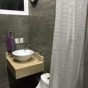 Phòng tắm tại Departamento nuevo a 3 min de la playa