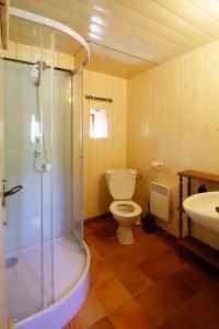 La salle de bains est pourvue d'une douche, de toilettes et d'un lavabo. dans l'établissement Gite Four a Pain Charlannes, à Hautefage