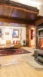 Embach的住宿－Landhaus Sommerbichl，带沙发和壁炉的客厅